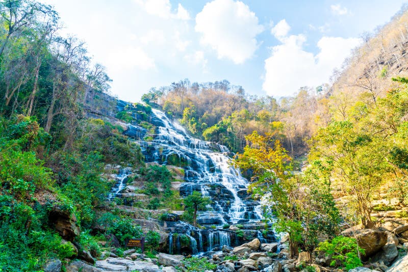 Cascade ? ?criture ligne par ligne de Mae Ya dans Chiang Mai, Tha?lande images libres de droits Cascade ? ?criture ligne par ligne de Mae Ya dans Chiang Mai, Tha?lande images libres de droits