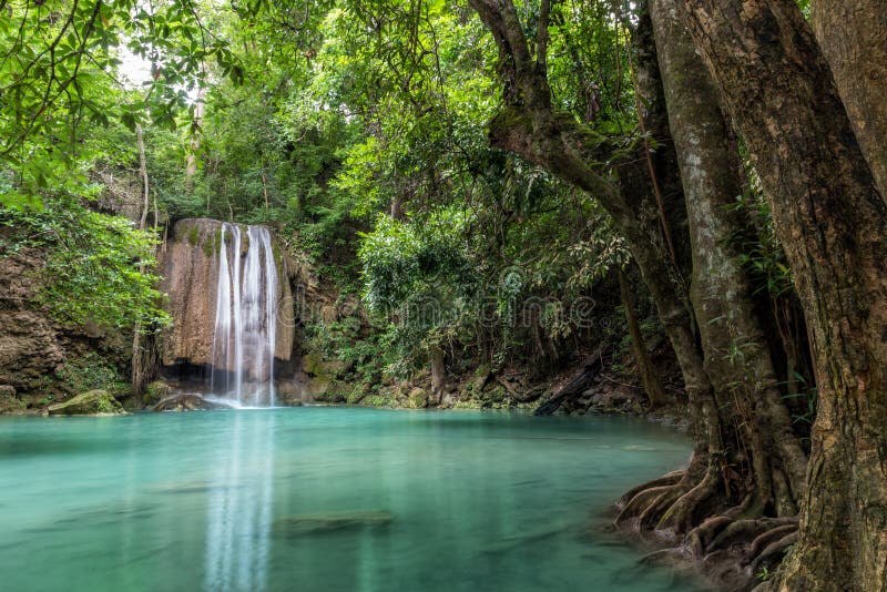 Cascade d'Erawan dans la forêt profonde au parc national d'Erawan, Kanchanaburi, Thaïlande photographie stock Cascade d'Erawan dans la forêt profonde au parc national d'Erawan, Kanchanaburi, Thaïlande photographie stock