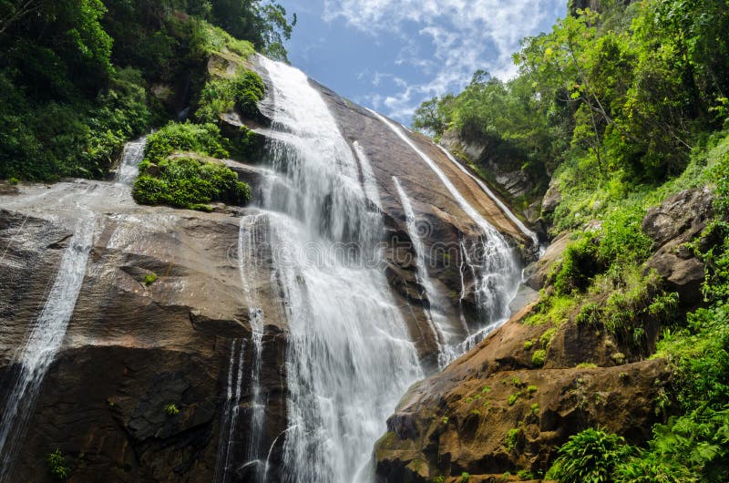Cascade dans Ilhabela, Brésil photographie stock libre de droits Cascade dans Ilhabela, Brésil photographie stock libre de droits