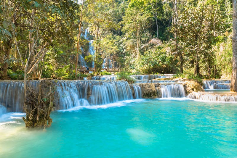 Cascade dans la forêt, noms Tat Kuang Si Waterfalls