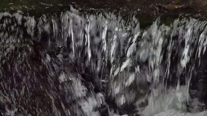 Cascade dans la forêt tropicale humide