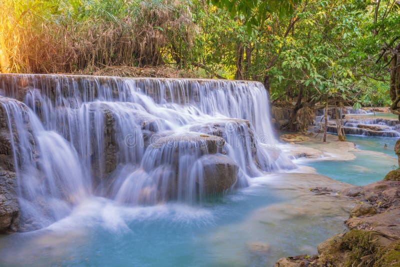 Cascade dans la forêt tropicale (Tat Kuang Si Waterfalls au praba de Luang