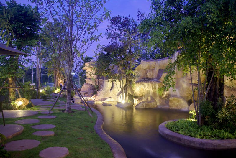 Cascade dans le jardin la nuit photographie stock Cascade dans le jardin la nuit photographie stock