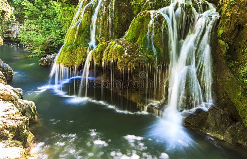 Cascade de Bigar en été photo stock Cascade de Bigar en été photo stock