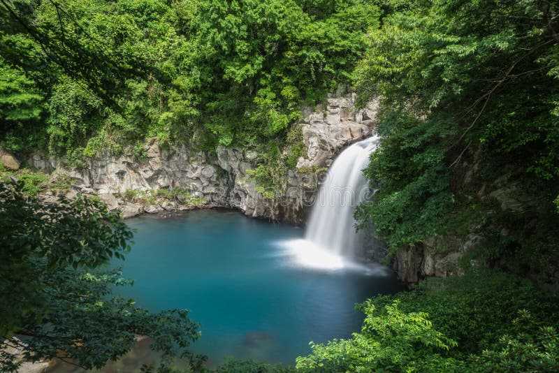 Cascade de Cheonjeyeon sur l'île de Jeju, Corée du Sud photographie stock Cascade de Cheonjeyeon sur l'île de Jeju, Corée du Sud photographie stock