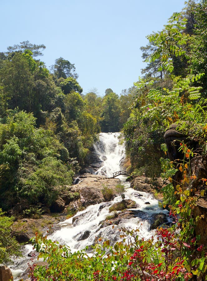 Cascade de Datanla. Lat du DA. Le Vietnam. En mars 2013. photo stock Cascade de Datanla. Lat du DA. Le Vietnam. En mars 2013. photo stock