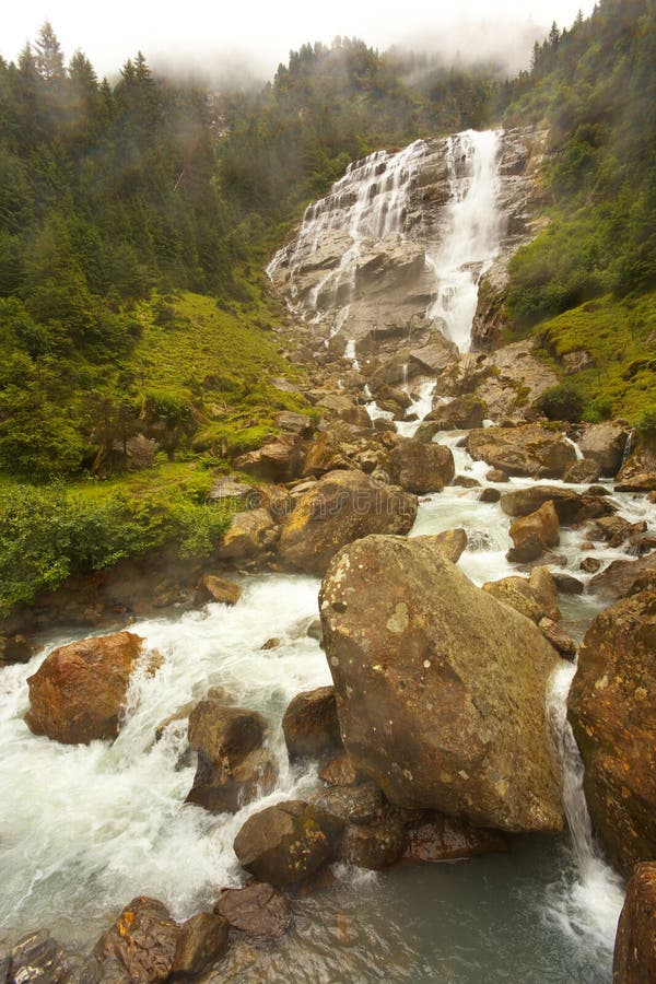 Vue de cascade de Grawa, Alpes de Stubai, Autriche