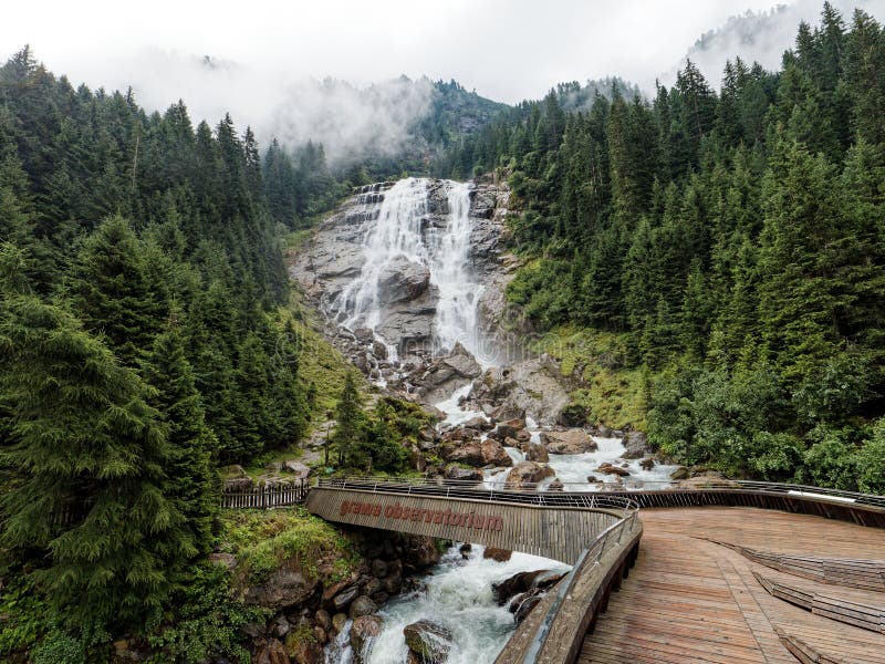 Cascade de grawa dans les alpes de stubai photo stock