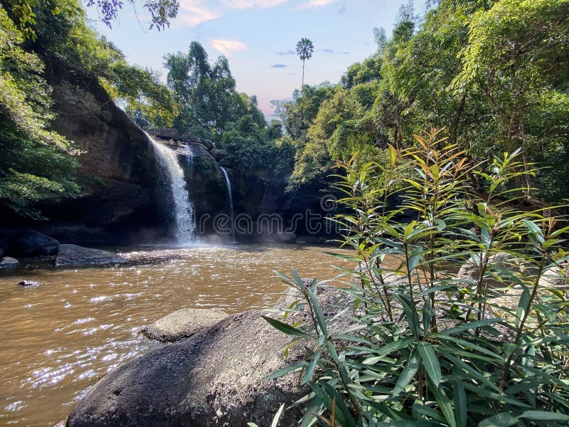 Cascade de haew suwat dans le parc national de khao yai à nakhon ratchasima en thaïlande. Cascade de haew suwat dans le parc national de khao yai à nakhon ratchasima thaïlande du sud-est de l'asie