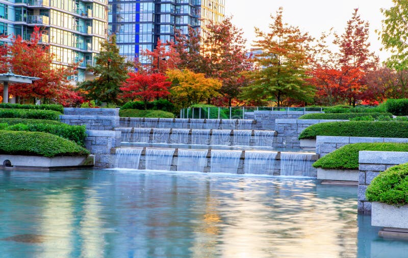 Cascade de l'eau du centre ville soyeux dedans de Vancouver, Canada photo libre de droits Cascade de l'eau du centre ville soyeux dedans de Vancouver, Canada photo libre de droits