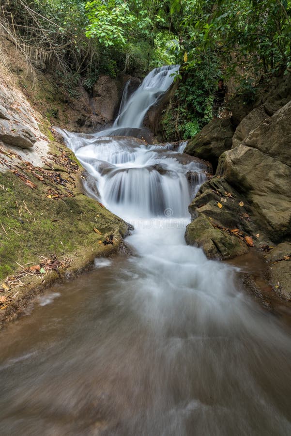 Cascade de Pha-Tak dans la forêt tropicale profonde au parc national de Khao Laem photos libres de droits Cascade de Pha-Tak dans la forêt tropicale profonde au parc national de Khao Laem photos libres de droits