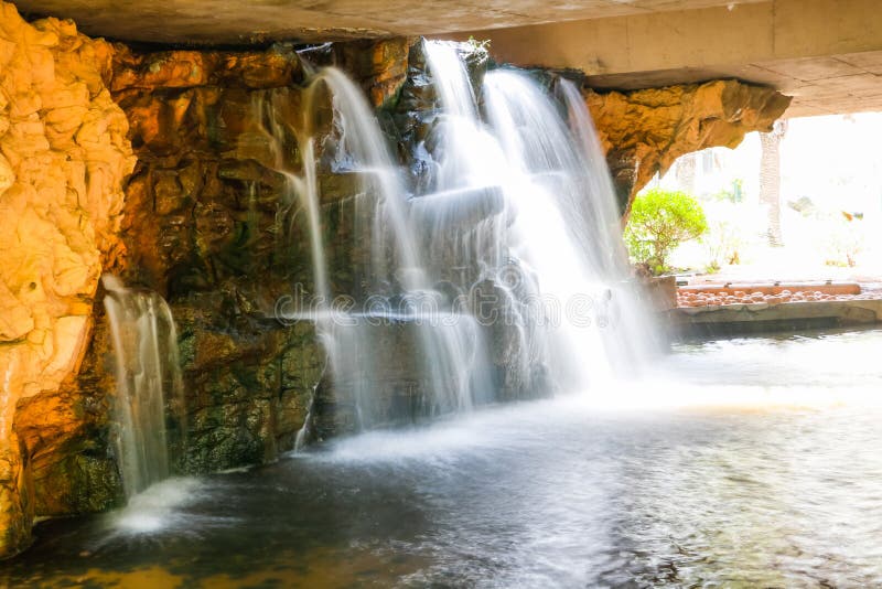 Cascade en parc dans un jour ensoleillé photos stock Cascade en parc dans un jour ensoleillé photos stock