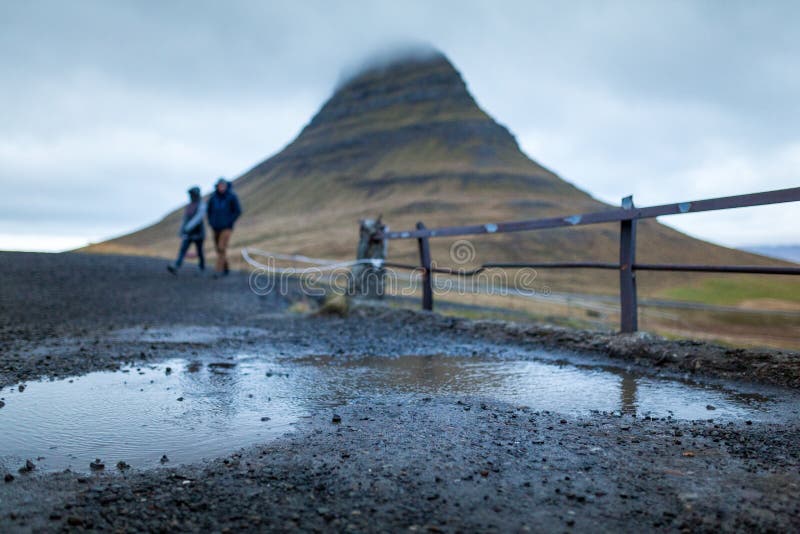 Cascade et belle vue à la montagne de kirkjufell en Islande l'Europe photos libres de droits Cascade et belle vue à la montagne de kirkjufell en Islande l'Europe photos libres de droits