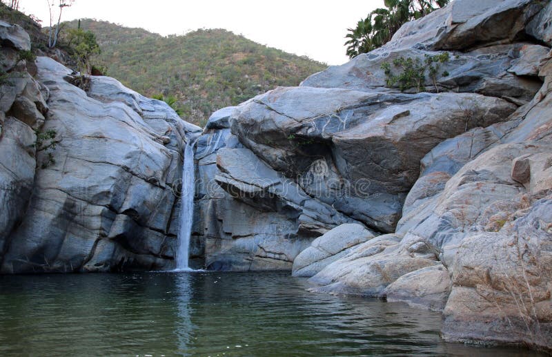 Cascade et piscine naturelle chez Cascada Sol Del Mayo sur la péninsule de Basse-Californie au Mexique photos libres de droits Cascade et piscine naturelle chez Cascada Sol Del Mayo sur la péninsule de Basse-Californie au Mexique photos libres de droits