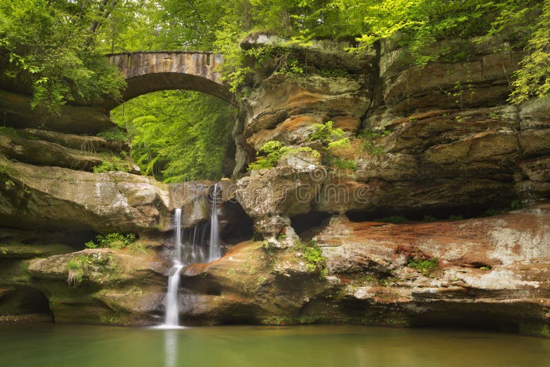 Cascade et pont en parc d'état de collines de Hocking, Ohio, Etats-Unis photo stock Cascade et pont en parc d'état de collines de Hocking, Ohio, Etats-Unis photo stock