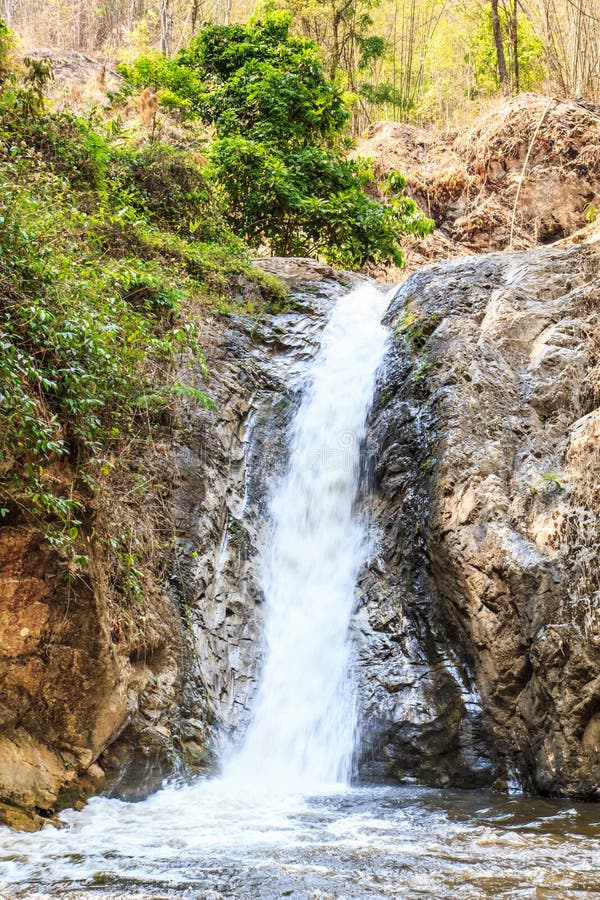 Cascade naturelle image stock. Image du noir, paysage - 53346513