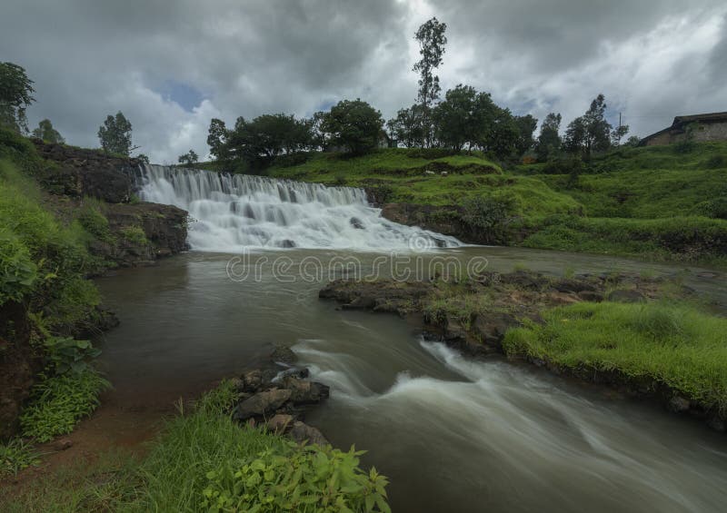 Cascade près de crête de Kalsubai près de Bhandardara photo libre de droits Cascade près de crête de Kalsubai près de Bhandardara photo libre de droits