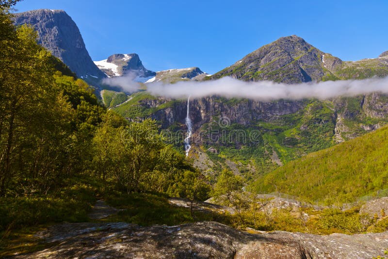 Cascade près de glacier de Briksdal - Norvège images stock Cascade près de glacier de Briksdal - Norvège images stock