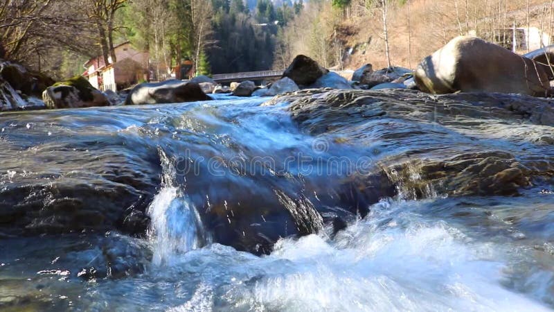 Cascade pure d'eau douce en rivière de forêt Bali Indonésie clips vidéos