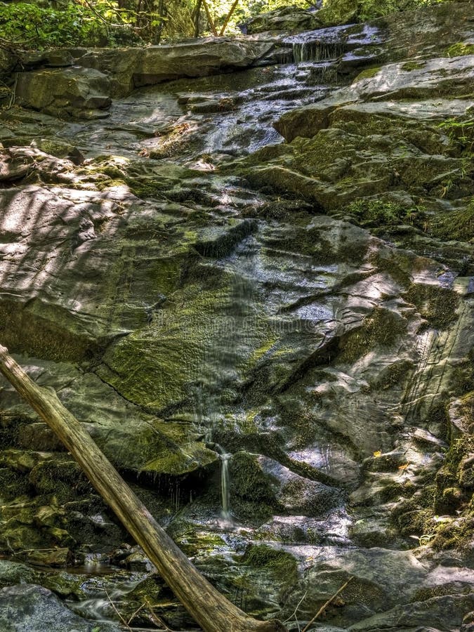 Cascade sur la traînée d'automnes de course de façon générale en parc national de Shenandoah photo stock Cascade sur la traînée d'automnes de course de façon générale en parc national de Shenandoah photo stock