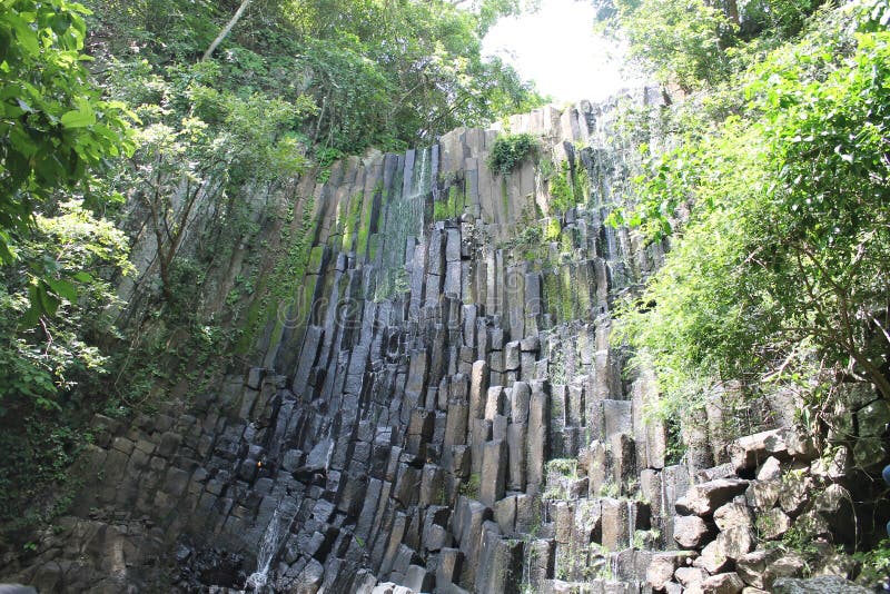 Cascade sèche avec la belle formation géologique photos libres de droits Cascade sèche avec la belle formation géologique photos libres de droits