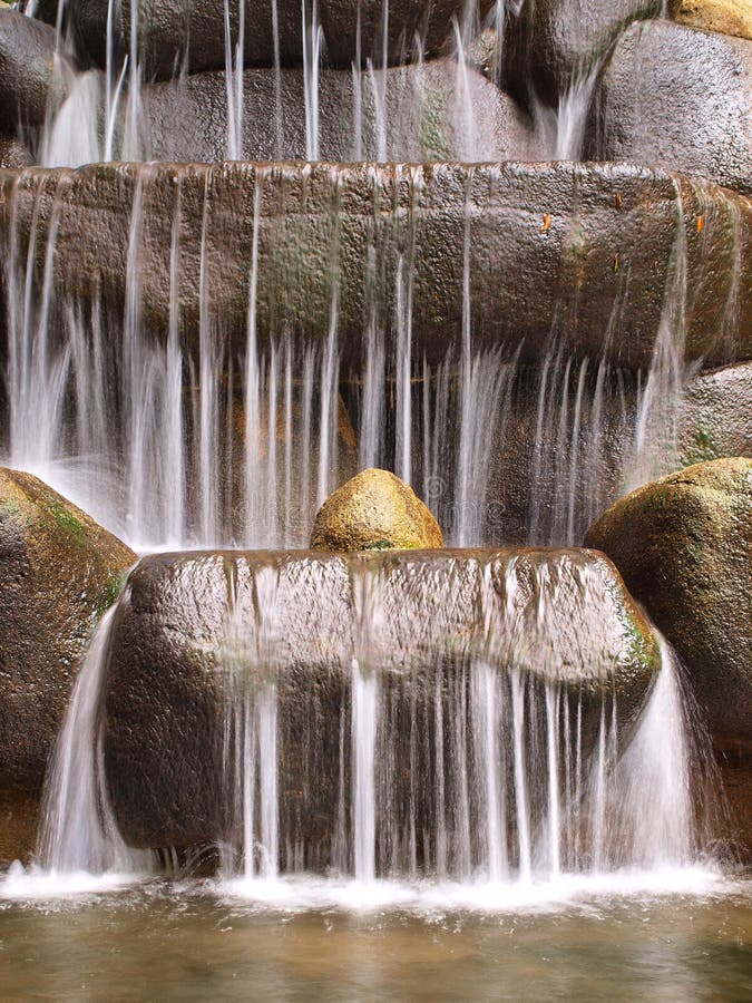 Cascade à écriture ligne par ligne dans le mouvement image stock Cascade à écriture ligne par ligne dans le mouvement image stock