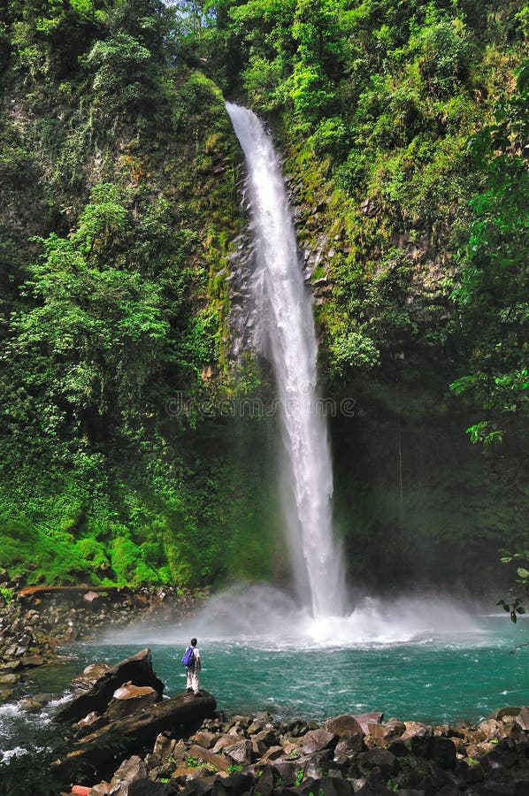 Cascade à écriture ligne par ligne de Fortuna de La, Costa Rica photo libre de droits Cascade à écriture ligne par ligne de Fortuna de La, Costa Rica photo libre de droits
