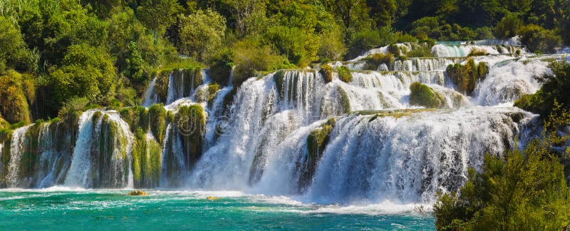 Cascade à écriture ligne par ligne KRKA en Croatie images stock Cascade à écriture ligne par ligne KRKA en Croatie images stock