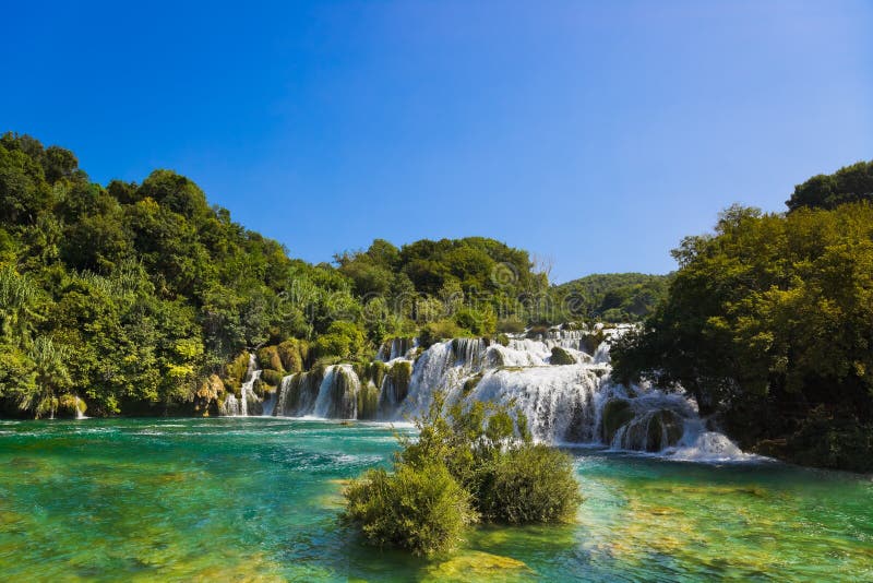 Download Cascade à écriture Ligne Par Ligne Krka En Croatie Photo stock - Image du nature, roche: 45365924