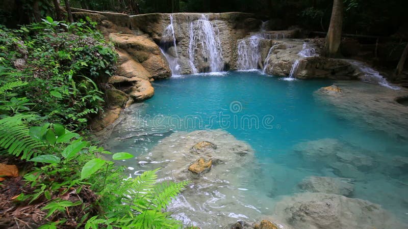 Cascade à écriture ligne par ligne profonde de forêt dans Kanchanaburi, Thaïlande