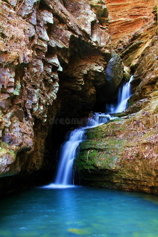 Cascade à écriture ligne par ligne rocheuse image libre de droits Cascade à écriture ligne par ligne rocheuse image libre de droits