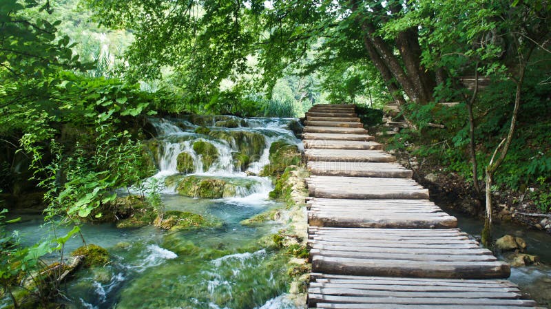 Cascades de cascade et voie en bois au-dessus de l'eau, lacs Plitvice en Croatie, parc national image stock Cascades de cascade et voie en bois au-dessus de l'eau, lacs Plitvice en Croatie, parc national image stock