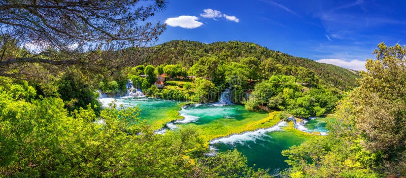 Cascades Krka, parc national, Dalmatie, Croatie Vue de parc national de Krka, emplacement de claque de Roski, Croatie, l'Europe B photo libre de droits Cascades Krka, parc national, Dalmatie, Croatie Vue de parc national de Krka, emplacement de claque de Roski, Croatie, l'Europe B photo libre de droits