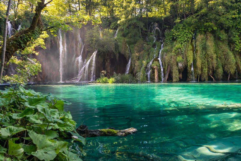 Cascades à écriture ligne par ligne en stationnement national de lacs Plitvice photo stock Cascades à écriture ligne par ligne en stationnement national de lacs Plitvice photo stock