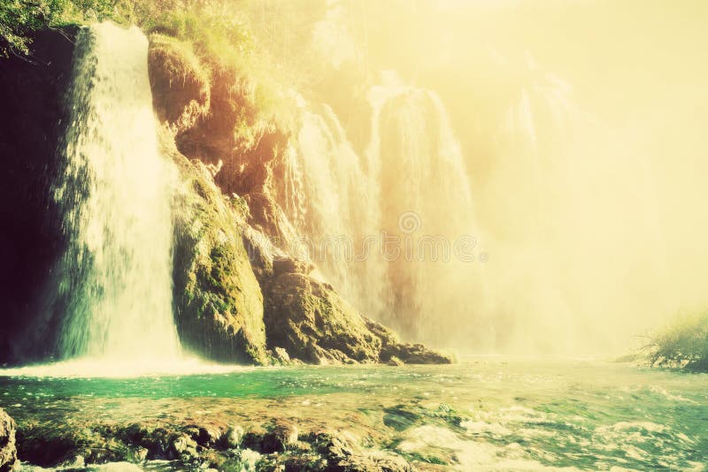 Cascadă în pădure. apă limpede cristalină. vintază stock photos