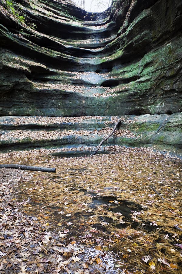 Cascata asciutta nella sosta di condizione affamata della roccia immagine stock Cascata asciutta nella sosta di condizione affamata della roccia immagine stock