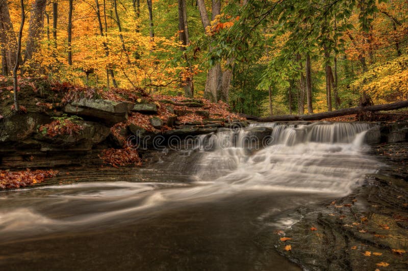 Cascata in autunno fotografia stock libera da diritti Cascata in autunno fotografia stock libera da diritti