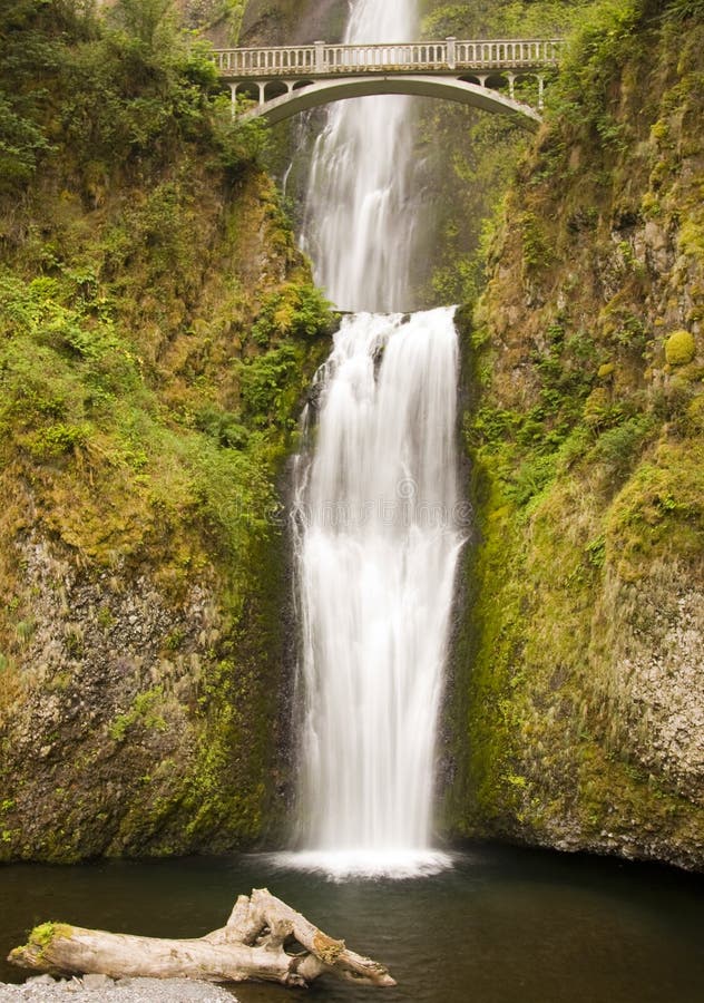 Cascata con il ponticello fotografia stock Cascata con il ponticello fotografia stock
