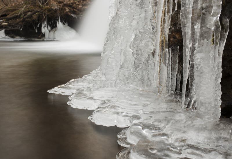 Cascata congelata con i ghiaccioli fotografia stock libera da diritti Cascata congelata con i ghiaccioli fotografia stock libera da diritti