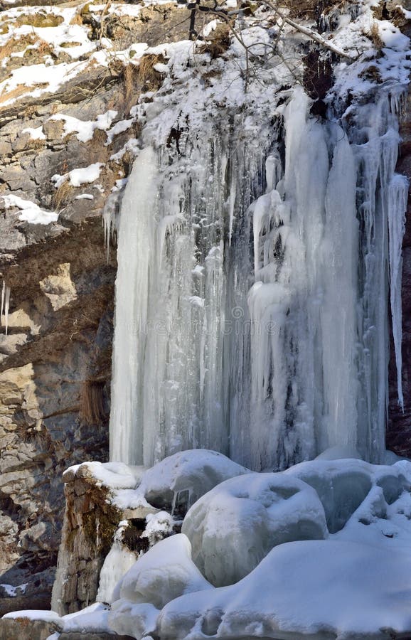 Cascata congelata nell'inverno fotografia stock Cascata congelata nell'inverno fotografia stock
