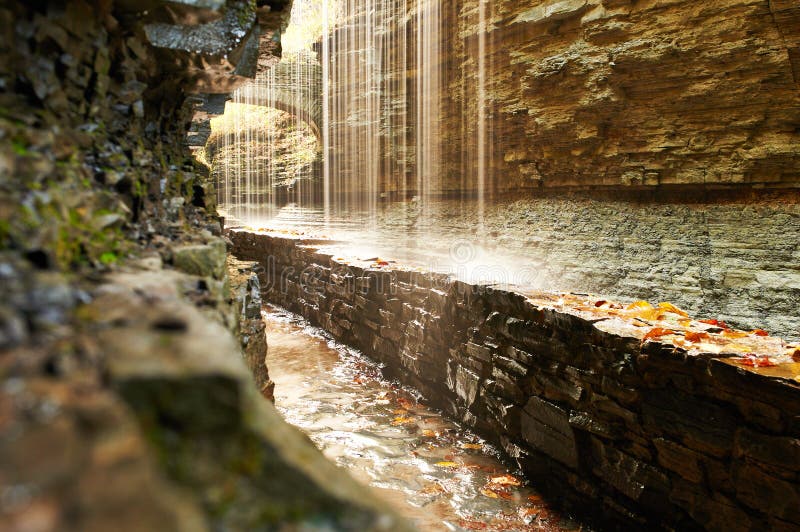 Cascata della caverna al parco di stato della valletta di Watkins fotografia stock libera da diritti Cascata della caverna al parco di stato della valletta di Watkins fotografia stock libera da diritti