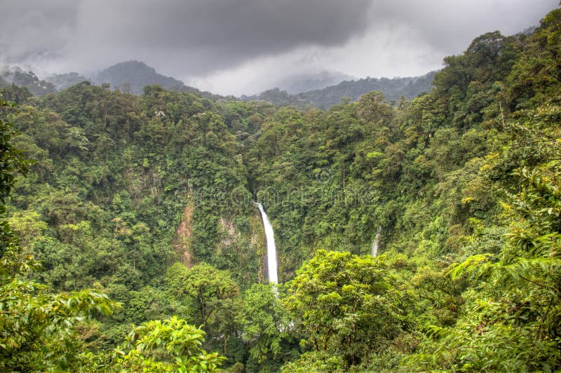 Cascata di Fortuna della La nel parco nazionale di Arenal, Costa Rica fotografia stock libera da diritti Cascata di Fortuna della La nel parco nazionale di Arenal, Costa Rica fotografia stock libera da diritti
