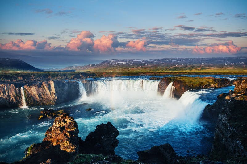 Cascata di Godafoss al tramonto Paesaggio fantastico Belle nubi di cumulo l'islanda fotografie stock libere da diritti Cascata di Godafoss al tramonto Paesaggio fantastico Belle nubi di cumulo l'islanda fotografie stock libere da diritti