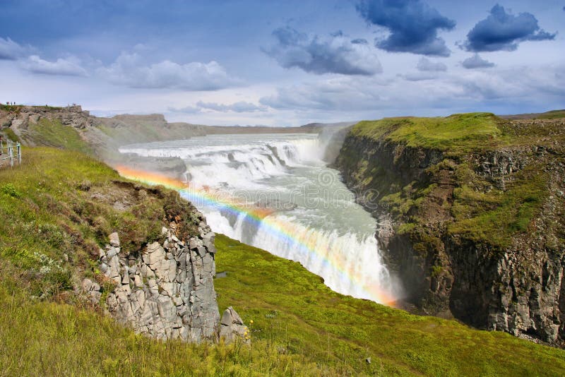 Cascata di gullfoss con arcobaleno in Islanda. Paesaggio islamico. grandiosità della cascata di gullfoss dell'isola. parte del cerchio d'oro