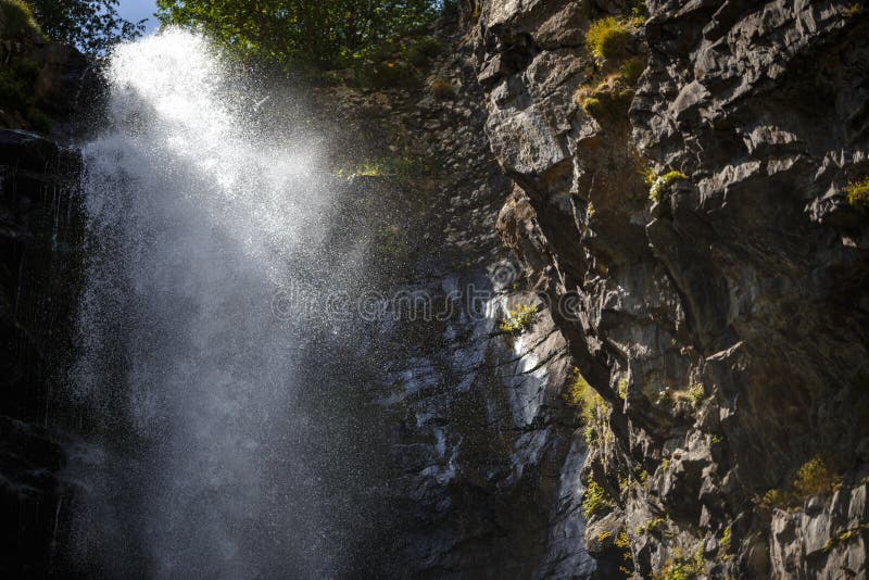 Cascata di Gveleti in Georgia Cascata di Gveleti in Georgia La corrente di acqua che versa dalla cima sulle rocce grige bagnate immagine stock Cascata di Gveleti in Georgia Cascata di Gveleti in Georgia La corrente di acqua che versa dalla cima sulle rocce grige bagnate immagine stock
