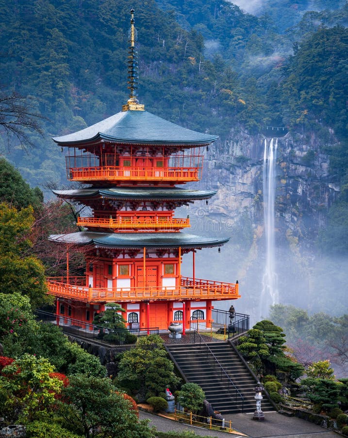 Cascata di Nachi con la pagoda rossa, Wakayama, Giappone