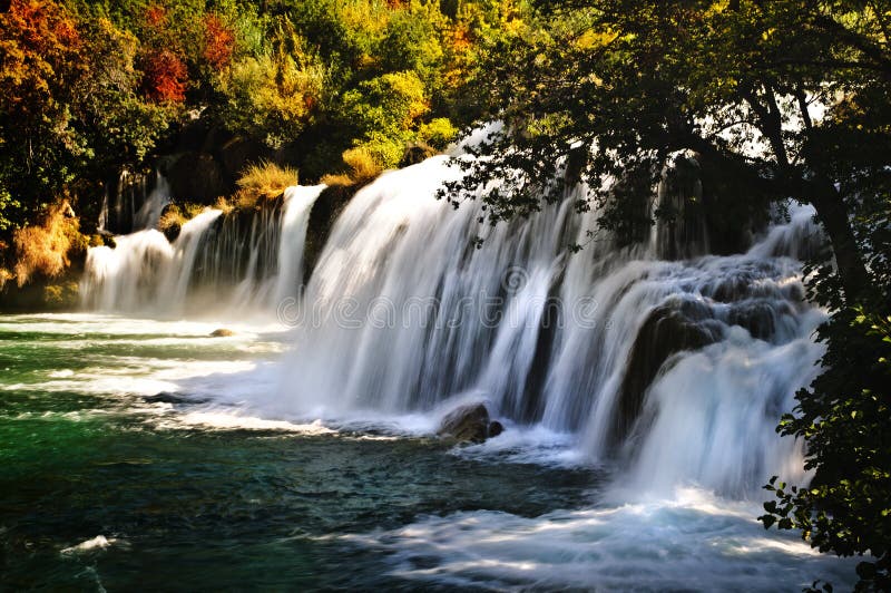 Cascata nella foresta di autunno immagini stock Cascata nella foresta di autunno immagini stock
