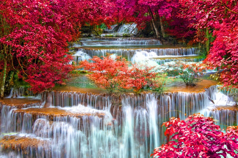 Cascata nella giungla profonda della foresta pluviale (Huay Mae Kamin Waterfall) immagine stock libera da diritti Cascata nella giungla profonda della foresta pluviale (Huay Mae Kamin Waterfall) immagine stock libera da diritti