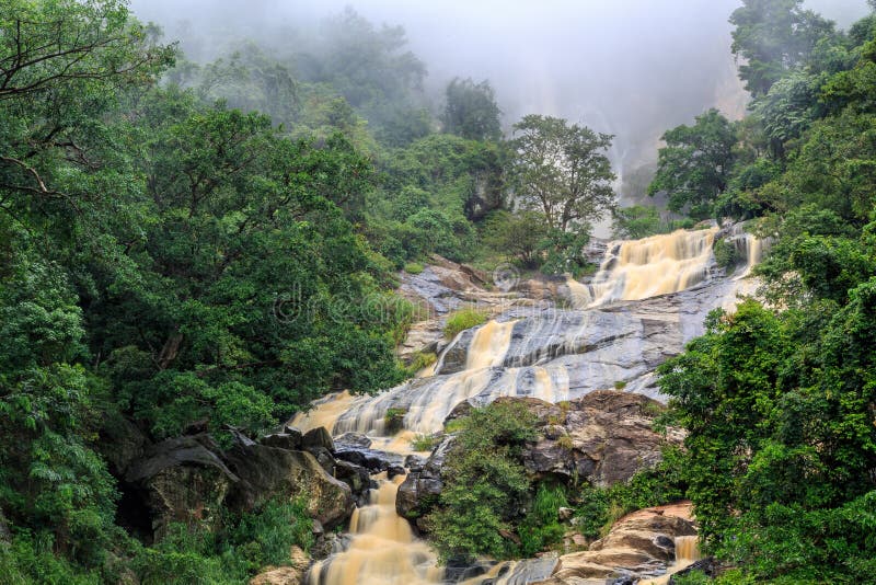 Cascata nelle colline rocciose dello Sri Lanka fotografie stock libere da diritti Cascata nelle colline rocciose dello Sri Lanka fotografie stock libere da diritti