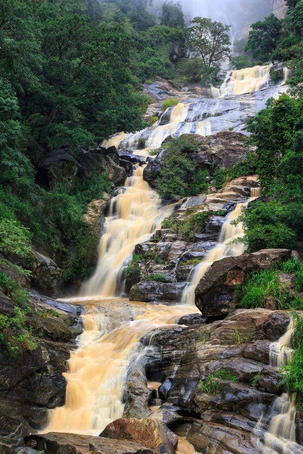 Cascata nelle colline rocciose dello Sri Lanka immagine stock libera da diritti Cascata nelle colline rocciose dello Sri Lanka immagine stock libera da diritti